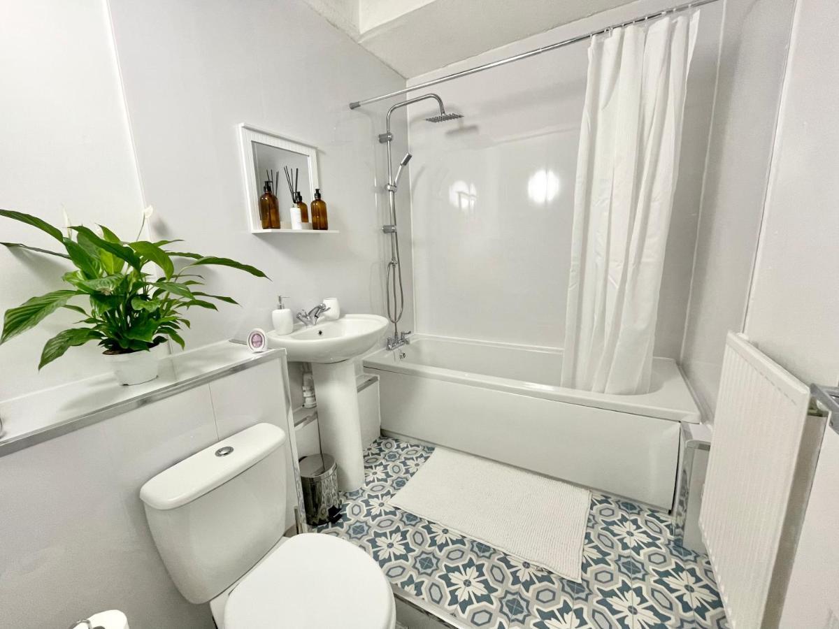 Traditional Cosy Pet Friendly Cottage By The Canal With Cymru Holidays كمبران المظهر الخارجي الصورة