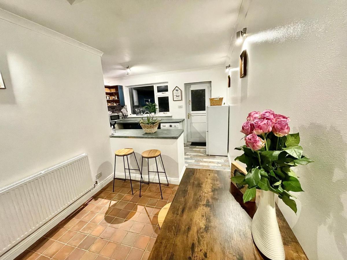 Traditional Cosy Pet Friendly Cottage By The Canal With Cymru Holidays كمبران المظهر الخارجي الصورة